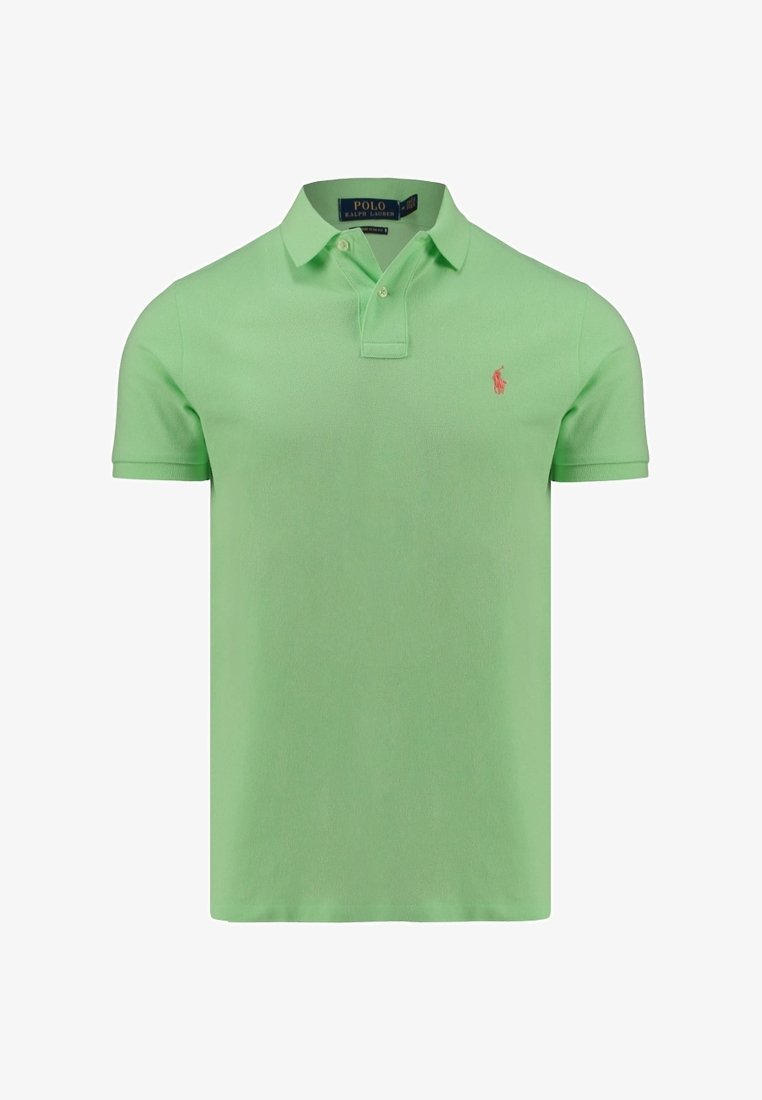 Polo vert en tissu texturé. Il présente une patte de boutonnage à deux boutons et un logo brodé de couleur contrastée sur la poitrine.