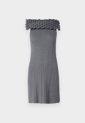 Vestido de punto gris con un escote tipo off-shoulder texturizado y ondulado. Presenta un tejido con relieve vertical, silueta ajustada y material suave.