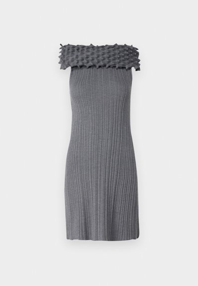 Graues gestricktes Kleid mit einem strukturierten, wellenförmigen Off-Shoulder-Ausschnitt. Verfügt über vertikale Rippungen, eine taillierte Silhouette und ein weiches Material.