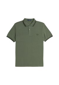 Camisa polo verde oliva de algodón, con un placket de dos botones, cuello y puños acanalados con acentos oscuros, y un logo bordado en el pecho.