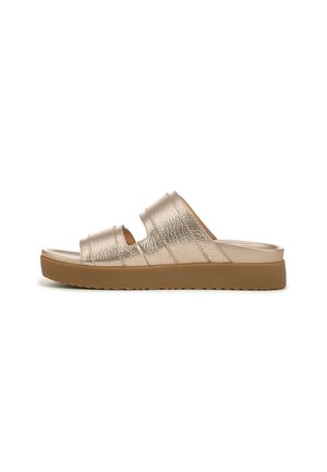 Metalen gouden open-toe slippende sandaal met twee brede bandjes en een dikke bruine rubberen zool, zijaanzicht.