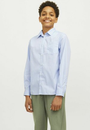 Ljust blårandig långärmad skjorta med button-down krage, bröstficka och vita knappar, i kombination med gröna svettbyxor.
