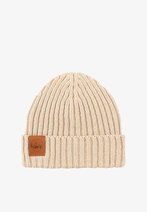 Dzianinowa czapka typu beanie w jasnobeżowym kolorze, z prążkowanym wzorem i podwiniętym mankietem. Zawiera brązową skórzaną naszywkę z wygrawerowanymi detalami.
