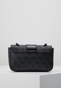 Sort tekstureret håndtaske med en struktureret form, der har en frontklap og en kædestrop. Diskret logo mønster på overfladen.