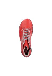 Czerwone skórzane buty za kostkę z szarymi sznurowadłami, okrągłym czubkiem, kontrastującym przeszyciem i czarną gumową podeszwą, z bocznym zamkiem błyskawicznym ułatwiającym zakładanie.