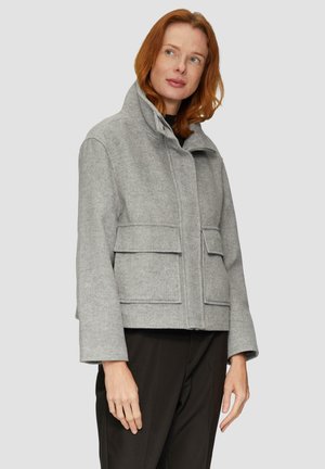 Veste en mélange de laine grise avec un col haut, deux poches frontales et une coupe courte. Présente une finition texturée et des manches à coupe décontractée.