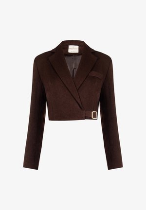 Bruine cropped blazer met een notch-rever, enkele goudkleurige gespdetail en een gladde voering. Heeft lange mouwen en een borstzak.