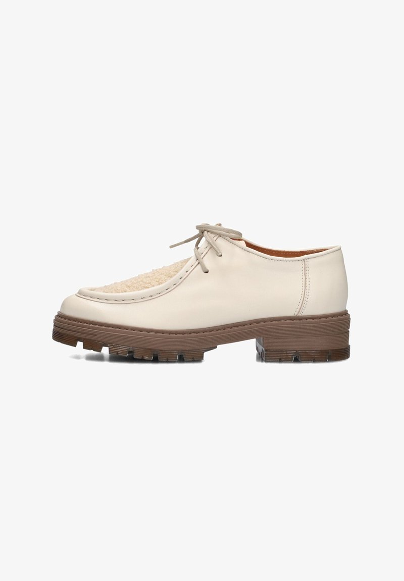 Chaussure en cuir beige avec un panneau crémeux texturé sur le dessus, bout rond, design à lacets et semelle en caoutchouc brun avec des crampons de traction.