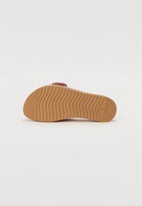 Sandal Gabor con una suola color tan dalla texture ondulata, parte superiore rosa e un dettaglio del plantare rotondo. Taglia 37 incisa sulla suola.