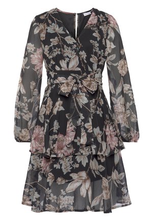 Schwarzes, durchsichtiges Langarmkleid mit geschichtetem Rock, Blumenmuster in gedämpften Rosa- und Beigetönen, V-Ausschnitt und passendem Stoffgürtel, der in der Taille gebunden wird.