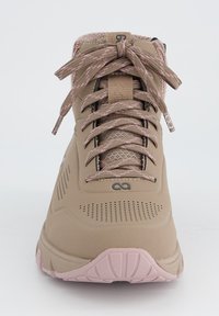 Chaussure de randonnée beige avec des accents en maille, lacets roses et une semelle en caoutchouc texturé. Elle dispose de trous de ventilation et d'un col rembourré pour plus de confort.