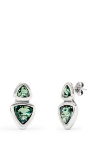 Pendientes de plata con tres gemas verdes triangulares de diferentes tamaños, dispuestas en un diseño en capas con un acabado metálico liso.