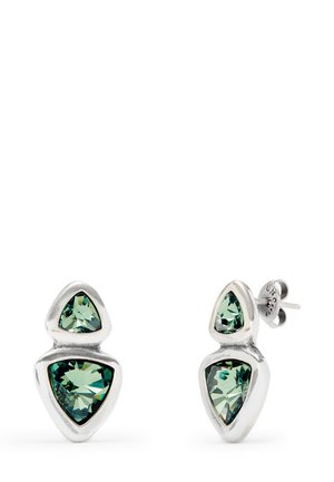 Orecchini in argento con tre pietre preziose verdi a forma triangolare di dimensioni diverse, disposte in un design stratificato con una finitura metallica liscia.