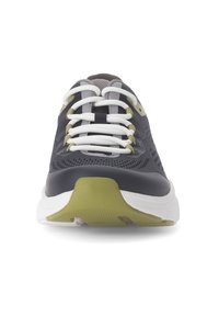 Sneaker con tomaia in rete grigia, lacci bianchi, dettagli verdi e una suola bianca spessa. Presenta una punta arrotondata e una superficie testurizzata.