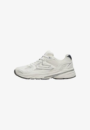Weißer Sportschuh mit Mesh- und synthetischem Obermaterial, Schnürverschluss, gepolsterter Sohle und schwarzen Akzenten an Ferse und Laufsohle.