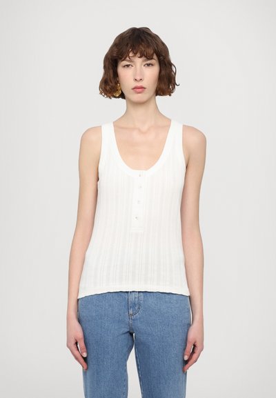 Weißes, geripptes Tanktop mit rundem Ausschnitt und einer Knopfleiste mit fünf Knöpfen; aus leichtem Stoff gefertigt, hat einen leicht gekürzten Saum.