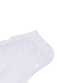 Weiße Knöchelsocken aus weichem, elastischem Material, mit einem gerippten Bündchen, glatter Textur und enger Passform.