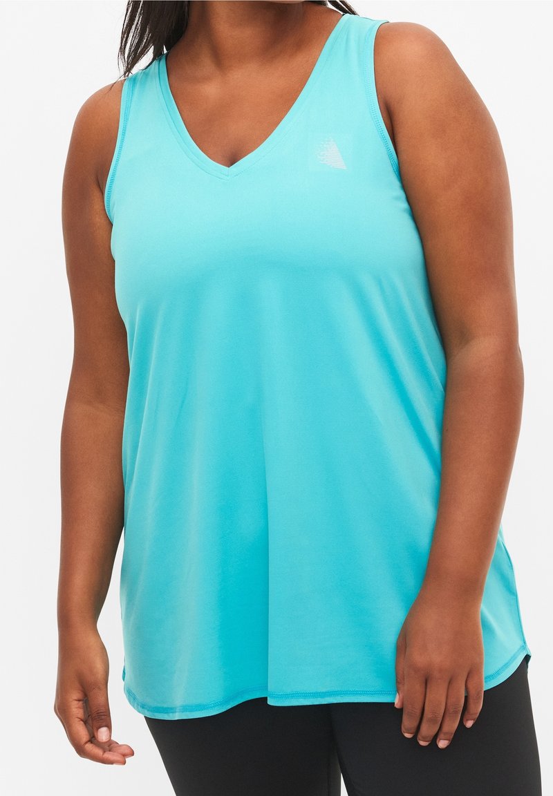 Een zacht, lichtblauw, mouwloos tanktop met een V-hals en een losse pasvorm, gemaakt van ademend materiaal, met een klein logo op de borst.