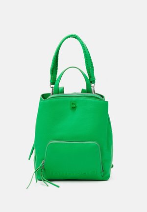 Bolso de cuero verde brillante con asa superior trenzada, bolsillo delantero con cremallera y asas cortas adicionales sobre un fondo blanco.