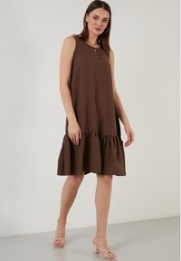 LELA REGULAR FIT  - Freizeitkleid - brown