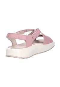 Sandal de cuero rosa con correas ajustables, una suela gruesa de espuma blanca y una superficie suave. Presenta una puntera redondeada y acentos texturizados.