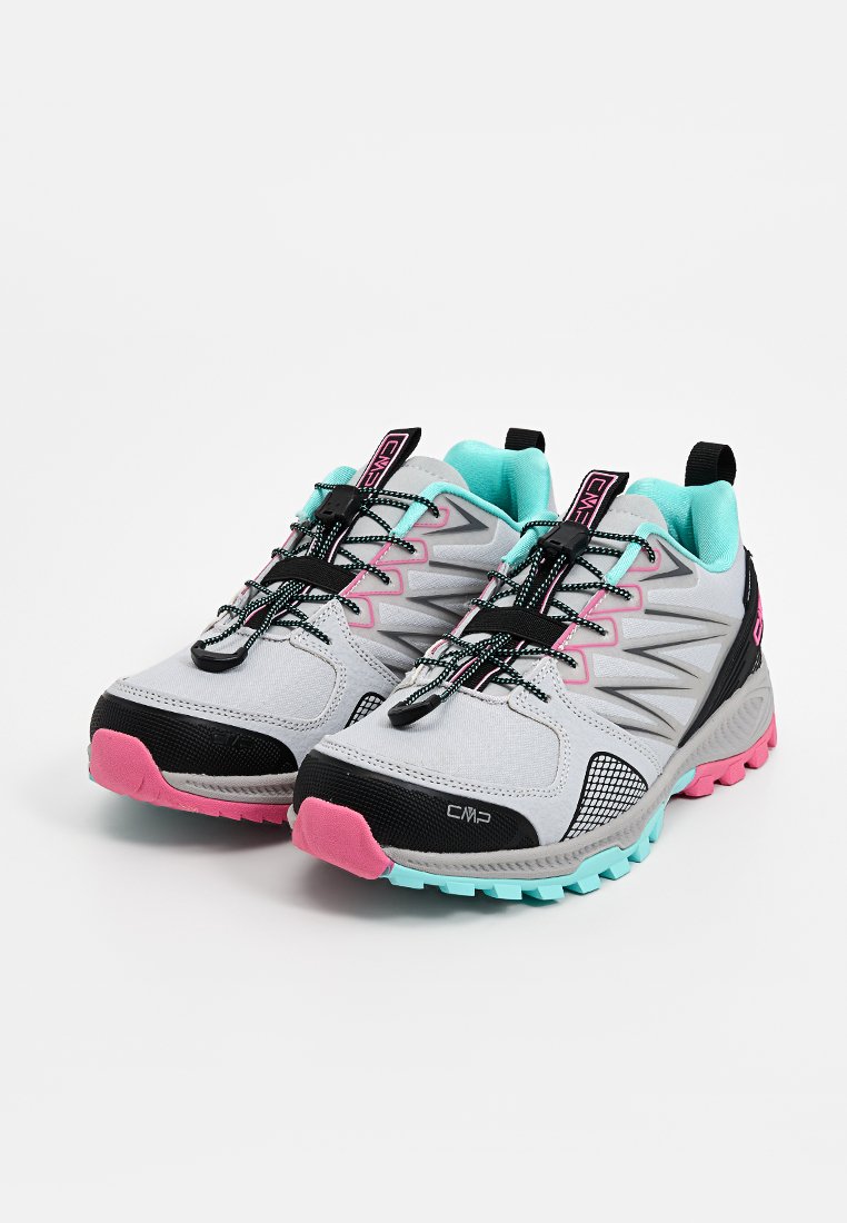 Scarpe da ginnastica grigie con accenti neri, dettagli rosa e turchesi, parte superiore in rete testurizzata, suola robusta e sistema di lacci rapidi.