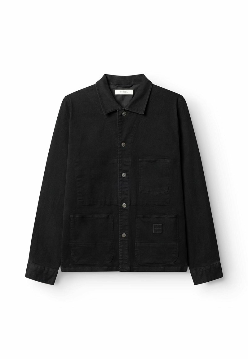 Sort knap-op jakke med lange ærmer, tre forlommer og et lille firkantet logopatch på den nederste højre lomme.