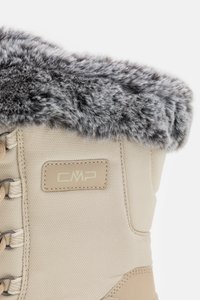 Bota de invierno beige con un cuerpo de tejido texturizado, un suave cuello de pelaje sintético gris y herrajes de cordones de metal y tela. Incluye detalle del logo CMP.