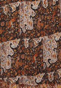 Motif textile complexe avec des fonds marron, noir et beige présentant des motifs floraux, des vignes tourbillonnantes et des animaux mythiques dans des couleurs chaudes d'automne.