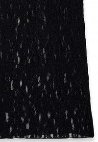 Svart spetstyg med en mjuk textur, som har ett upprepande mönster av ovala öppningar och böljande kanter vid nederkanten.