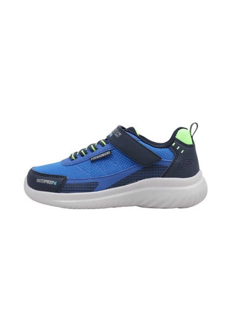 Sneakers impermeabili blu con tomaia in rete a motivo a griglia, una fascetta in velcro e suola bianca ammortizzata. Accenti verdi.