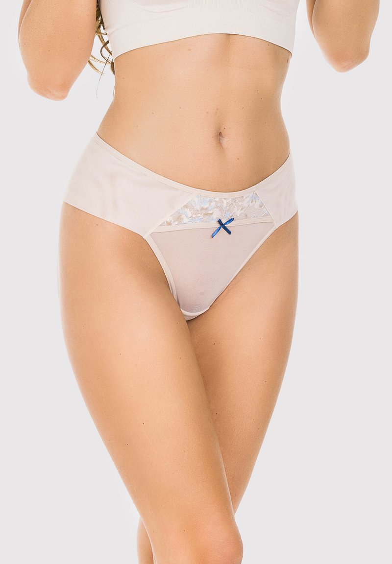 Jasno beżowa bielizna z przezroczystą koronkową wstawką, z małym niebieskim kokardką z przodu. Miękka tekstura. Średni stan.