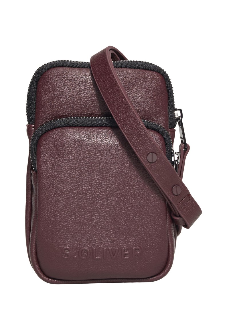 Kastanienbraune Leder-Crossbody-Tasche mit Reißverschluss, strukturierten Oberflächen, schwarzen Akzenten, verstellbarem Tragegurt und geprägtem Branding auf der Vorderseite.