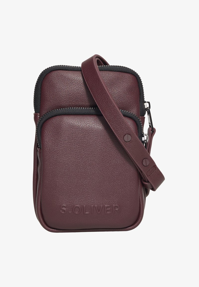 Kastanienbraune Leder-Crossbody-Tasche mit Reißverschluss, strukturierten Oberflächen, schwarzen Akzenten, verstellbarem Tragegurt und geprägtem Branding auf der Vorderseite.