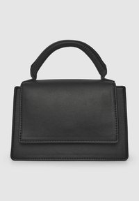 Czarna skórzana torebka o wyrazistym kształcie, z uchwytem u góry i zapięciem na klapkę. Gładka tekstura z widocznymi detalami szwów.