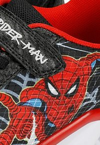 Scarpe da ginnastica nere per bambini con grafica rossa di Spider-Man, materiale in mesh, dettagli rossi e suola in gomma testurizzata. Chiusura con cinturino regolabile.