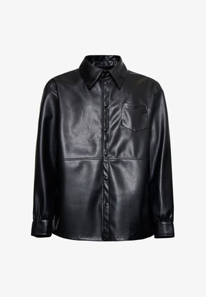 Camicia nera in ecopelle con bottoni, maniche lunghe, colletto appuntito, taschino sul petto sinistro e polsini con bottoni.