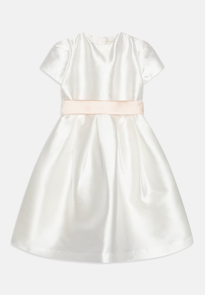 Vestido de cetim branco com mangas curtas, decote redondo e um cinto de cetim rosa. Pregas franzidas na cintura criam uma saia fluida.