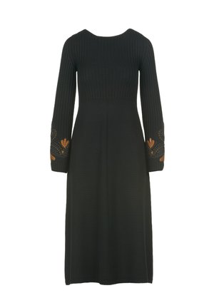 Črna pletena obleka z oprijetim zgornjim delom, dolgimi rebrastimi rokavi, ki jih krasijo vezeni cvetlični vzorci v zlati barvi. A-linijska silhueta, do kolen.