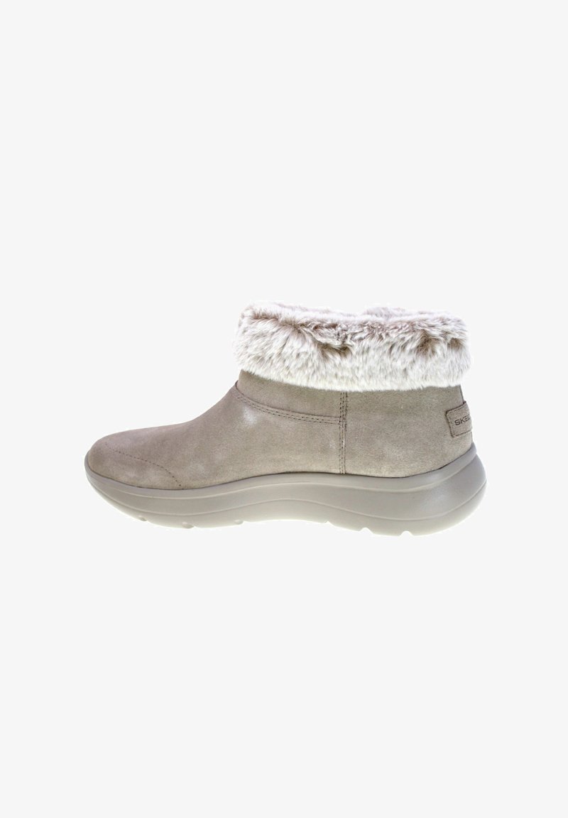 Grau Ankle-Boot aus Wildleder mit einem plüschigen Kunstfellkragen. Verfügt über eine abgerundete Zehenpartie und eine gepolsterte, leichte Sohle für Komfort.