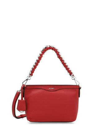 Rote Lederhandtasche mit einem geflochtenen Kettengriff und abnehmbarem Schulterriemen. Besitzt eine glatte Textur und ein geprägtes Logo.