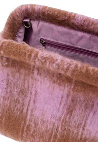Borsa in feltro marrone e rosa con superficie testurizzata, con interno viola e tasca con zip per una conservazione sicura.