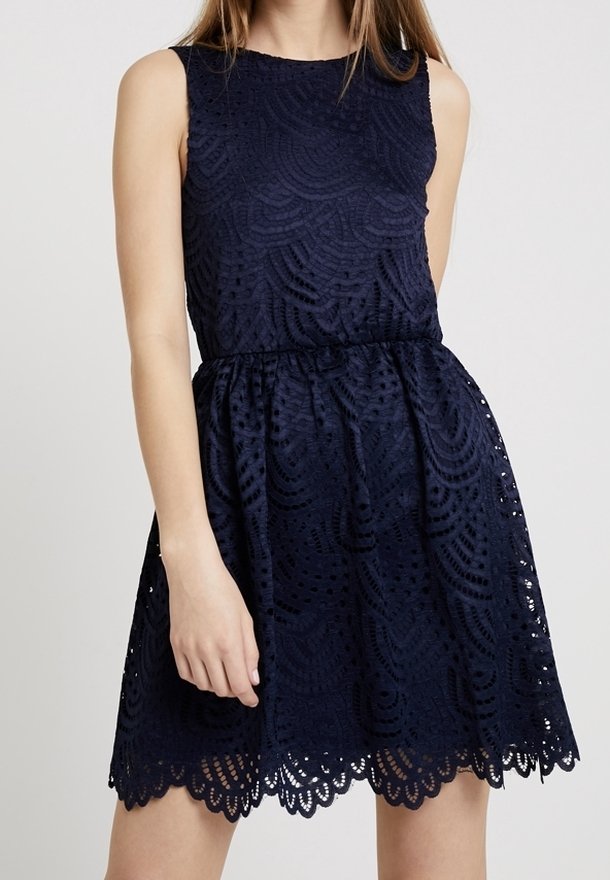Mörkblå ärmlös klänning med ett texturerat spetsmönster, åtsittande liv och utsvängd kjol med en scallopad nederkant.
