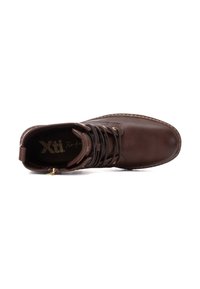 Bota de tobillo de cuero marrón con punta redonda, diseño con cordones y acento de cremallera dorada. Cuenta con una superficie texturizada y costuras en contraste.