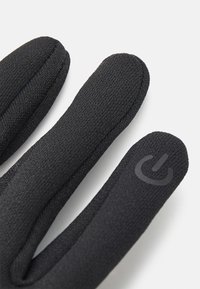 Svarte berøringsskjermhansker med glatt, fleksibelt stoff. Har et strømsymbol trykt på en finger. Strukturert fingerdetalj for fingerferdighet.