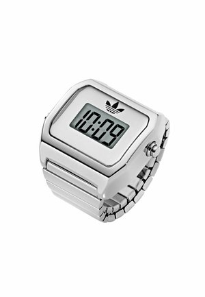 Ezüst digitális óra fém szíjjal, a kijelzőn 10:09 látható, felette az Adidas trefoil logó.