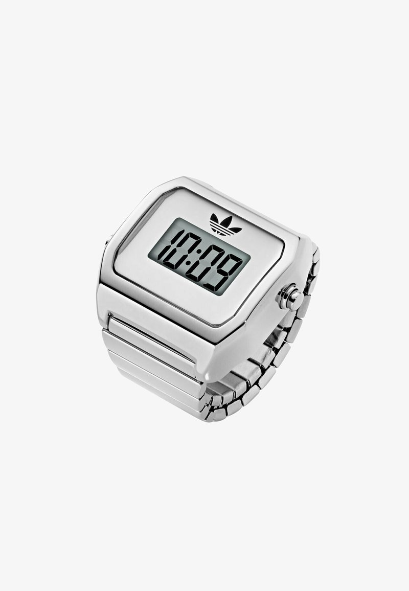 Sølv digital ur med metal led-armbånd, der viser 10:09 og Adidas trefoil-logo over displayet.