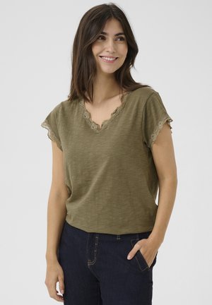 Haut olive à manches courtes avec un col en V et des bordures en dentelle. Coupe décontractée avec un tissu légèrement texturé et une silhouette relaxée.