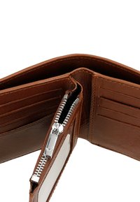 Portafoglio in pelle marrone con una tasca con zip, molteplici slot per carte e una finestra trasparente per l'identificazione. Finitura texture e hardware resistente.