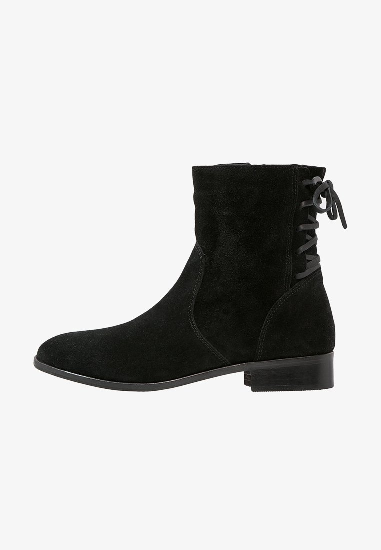 Bottine en daim noir avec petit talon bloc et détail décoratif à lacets à l'arrière.